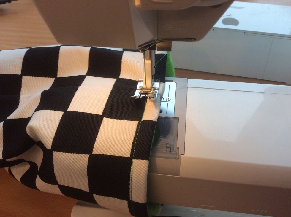 Sy en raks\u00f6m (stickning) runt ovankanten. Det blir en snygg kant och s\u00e5 h\u00e5lls tygerna p\u00e5 plats.