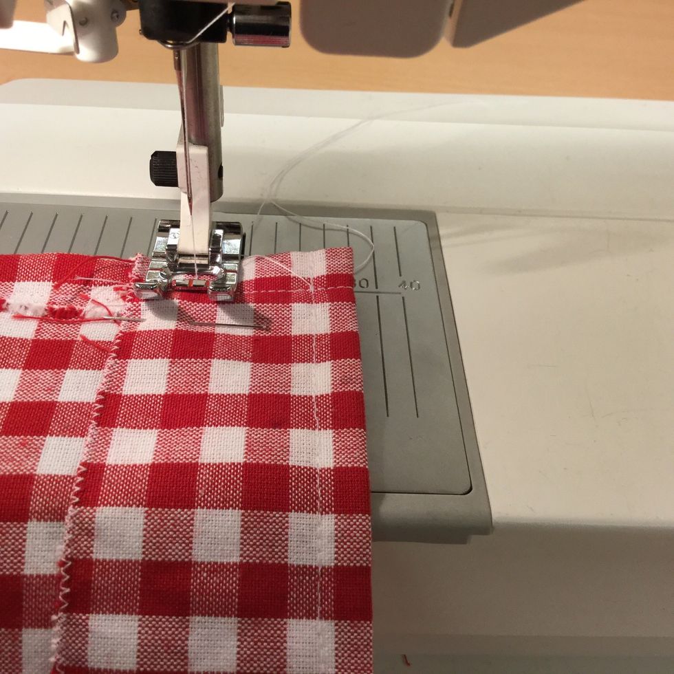 Sy en raks\u00f6m till, 3 cm fr\u00e5n den vikta kanten.F\u00f6lj stygnpl\u00e5ten. F\u00e4st tr\u00e5den. Detta kallas att man syr en kanal.