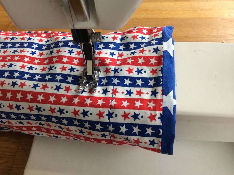 Sy en raks\u00f6m till 7 cm fr\u00e5n kanten av tyget.