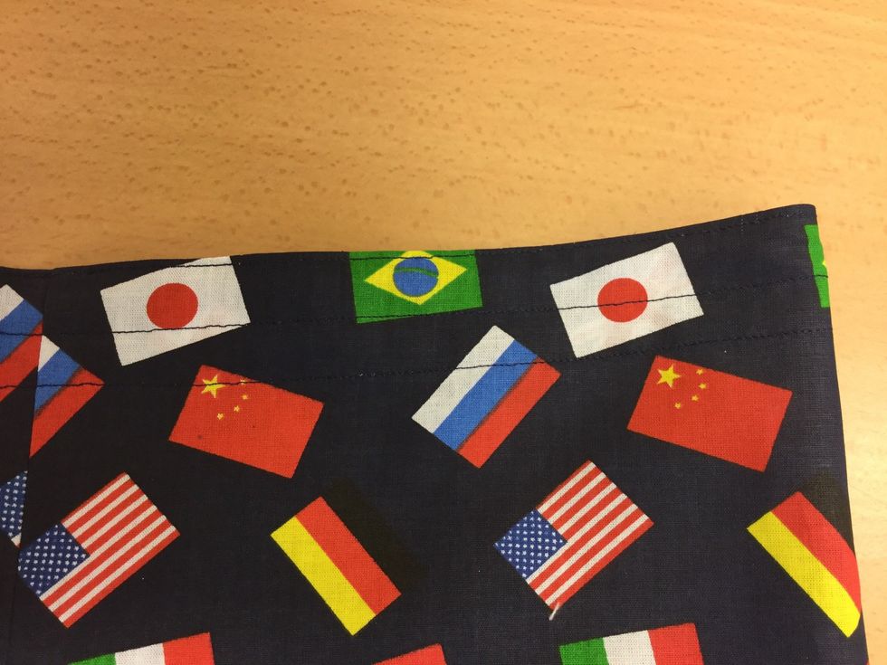 Sy en s\u00f6m i f\u00e5llens \u00f6vre kant. Sy en Raks\u00f6m i mitten av f\u00e5llen s\u00e5 du f\u00e5r tv\u00e5 kanaler f\u00f6r res\u00e5rbandet.