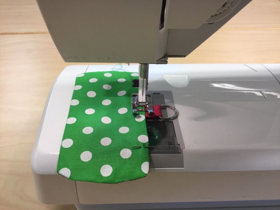 Sy en s\u00f6m n\u00e4ra kanten runt hela h\u00e5llaren. F\u00e4st s\u00f6mmen i b\u00f6rjan och slutet.