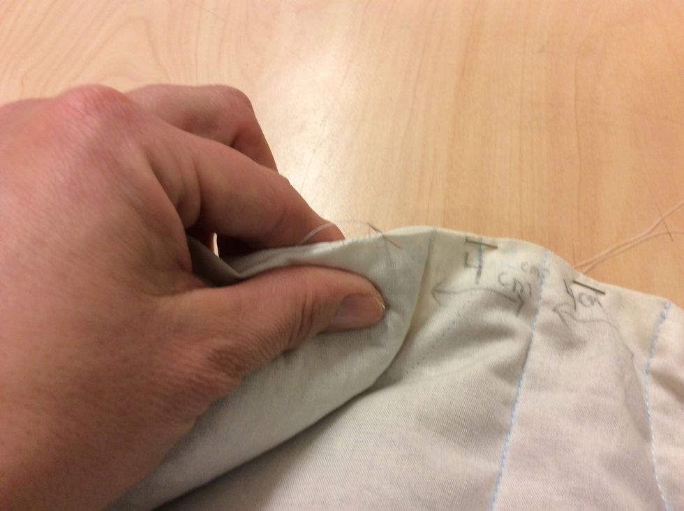 Sy f\u00f6r h\u00e5let f\u00f6rhand med syn\u00e5l och sytr\u00e5d. Se till att sy t\u00e4tt och f\u00e4st tr\u00e5den ordentligt s\u00e5 att inte vetet kan trilla ut.