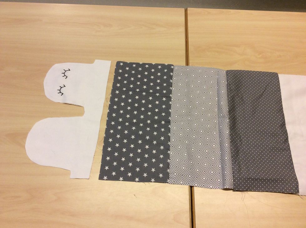 Sy fast ansiktet p\u00e5 samma s\u00e4tt som de andra kroppsdelarna, r\u00e4ta mot r\u00e4ta med raks\u00f6m.