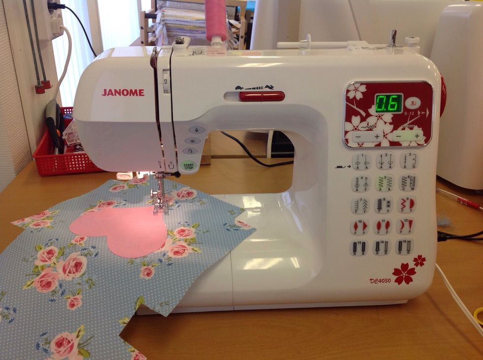 Sy fast applikationen med t\u00e4t sicksack. V\u00e4lj s\u00f6m nummer fem och minska stygnl\u00e4ngden till 0,6 genom att trycka p\u00e5 minus p\u00e5 knappen l\u00e4ngst upp till h\u00f6ger.