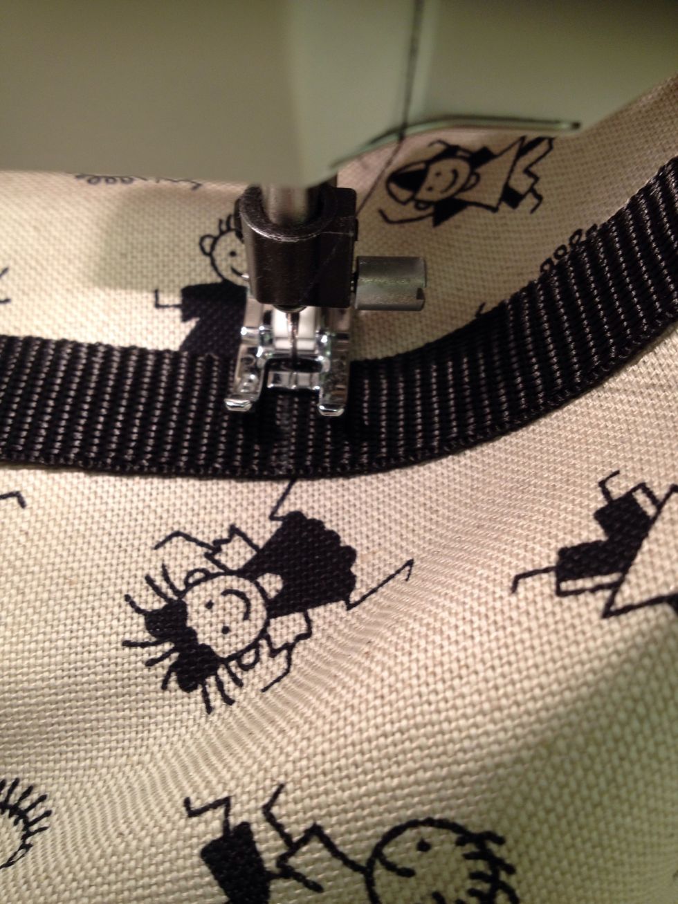 Sy fast banden med raks\u00f6mn, vid markeringen p\u00e5 5 cm ska det sys en liten f\u00f6rst\u00e4rkning i form av en fyrkant med ett kryss i. Kolla n\u00e4sta bild..