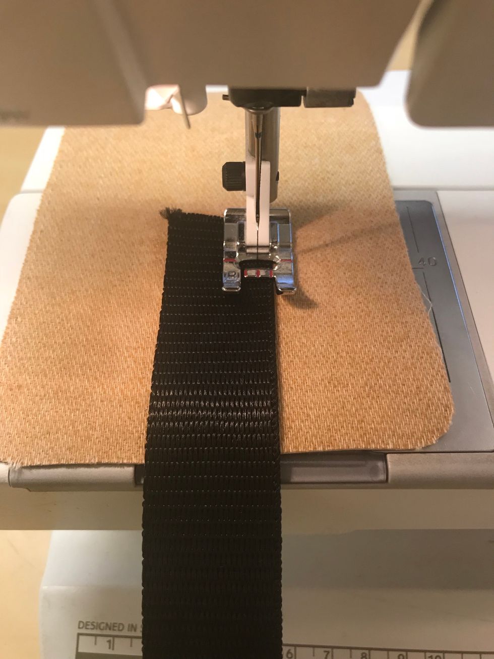 Sy fast bandet genom att sy en ruta