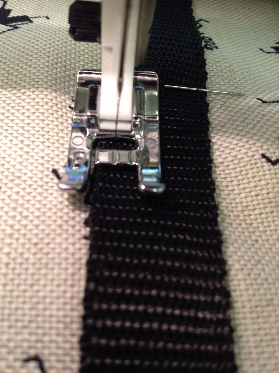 Sy fast bandet i kanten p\u00e5 bandet.