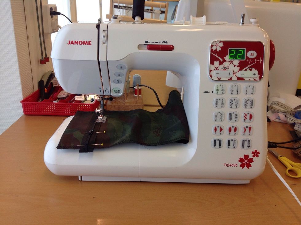 Sy fast den med raks\u00f6m i kanten.