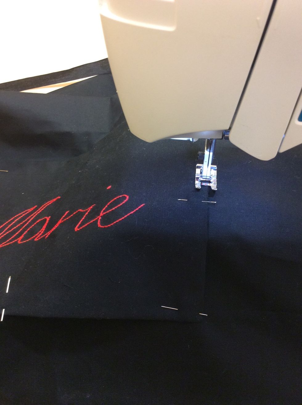 Sy fast fickan med raks\u00f6m, f\u00e4st tr\u00e5darna i b\u00f6rjan och slutet genom att backa. Sy l\u00e5ngt ut p\u00e5 kanten av fickan.