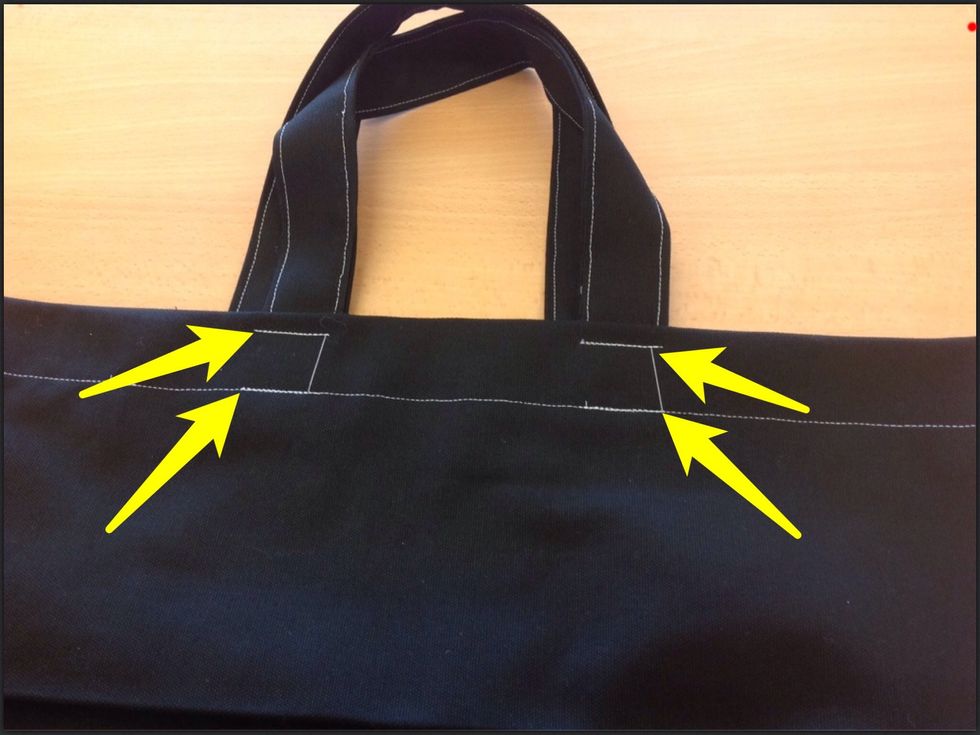 Sy fast handtagen som bilden visar. Sy fram och tillbaka ett par g\u00e5nger s\u00e5 det sitter ordentligt.