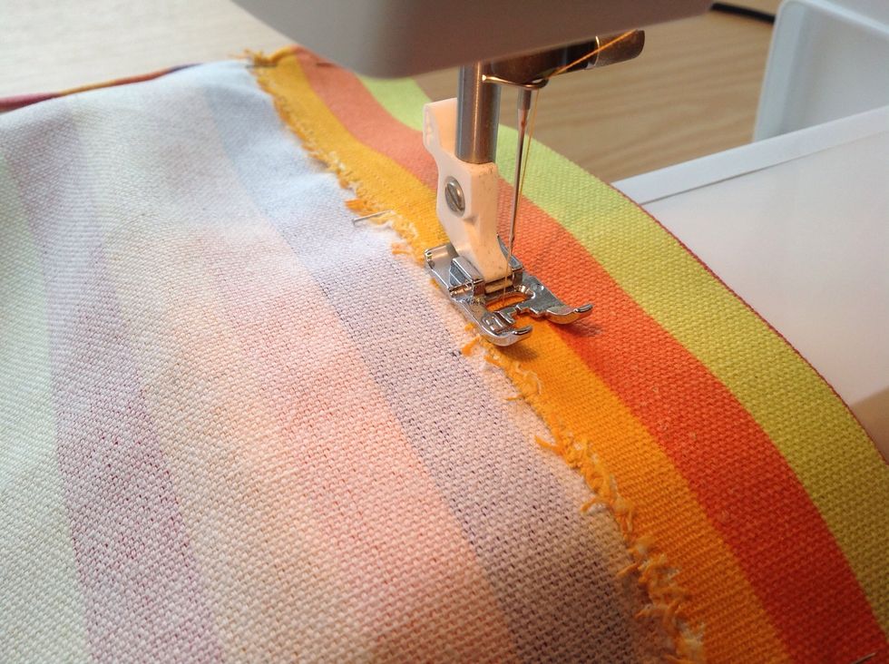 Sy fast kanten med raks\u00f6m. L\u00e5t pressarfotens kant f\u00f6lja tygkanten, se bild.