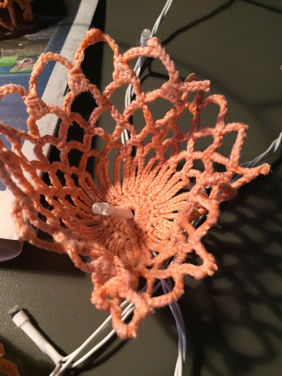 Sy fast klockan vid slingan med n\u00e5gra stygn.