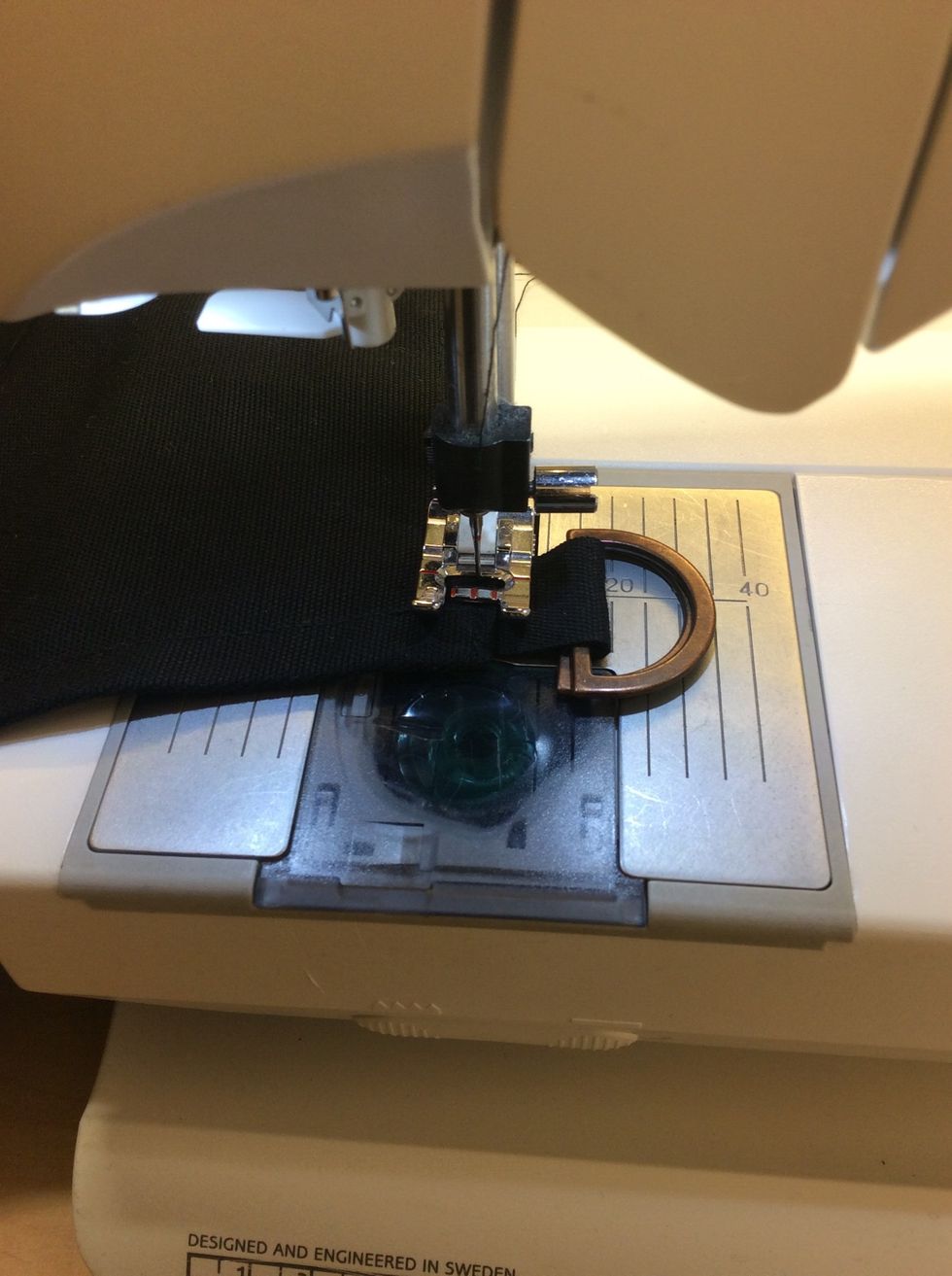 Sy fast knytbanden med raks\u00f6m, sy 3 g\u00e5nger, fram-tillbaka- fram s\u00e5 h\u00e5ller det b\u00e4ttre.