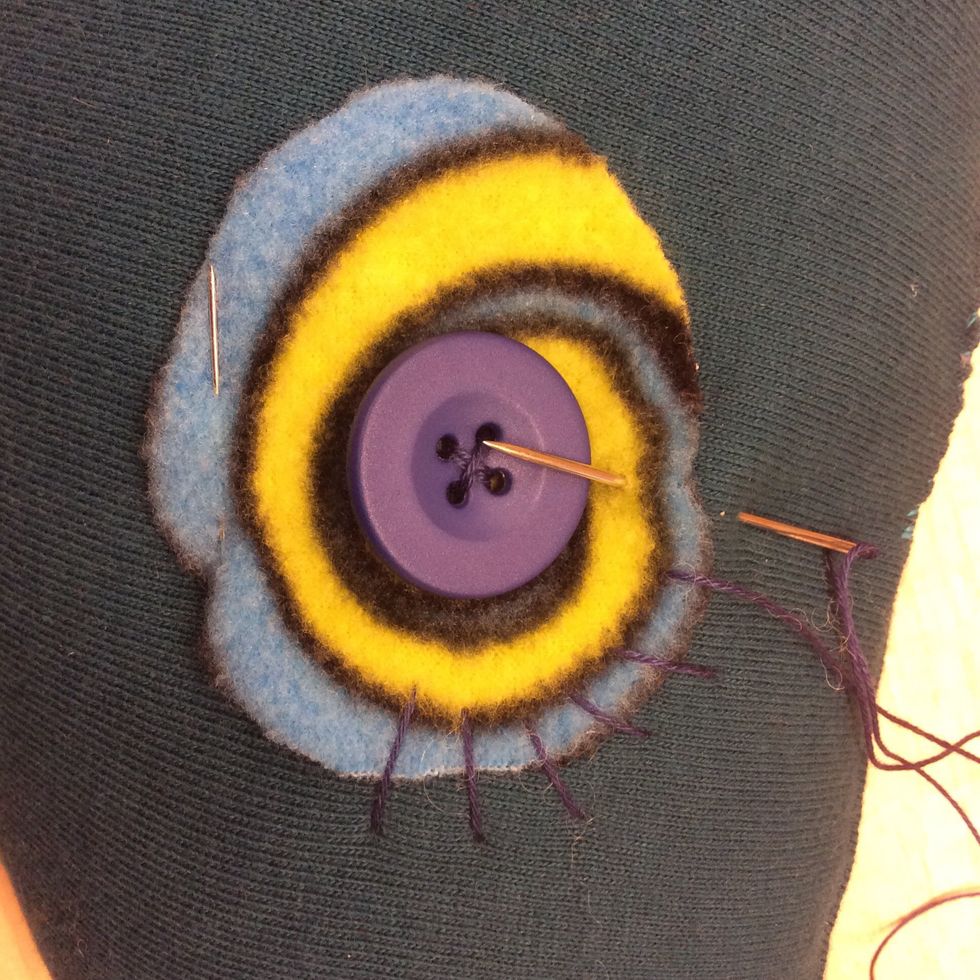 Sy fast med broderitr\u00e5den. Sy lite \u00f6verdrivit stora, raka stygn.