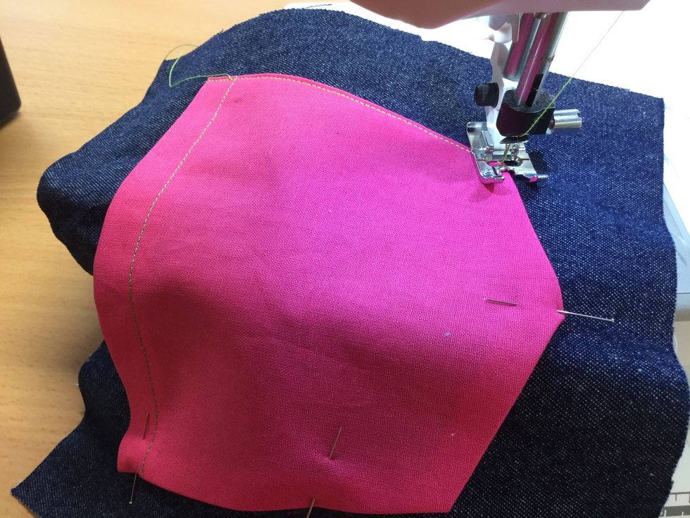 Sy fast med raks\u00f6m 2mm fr\u00e5n kanten, (f\u00f6lj lilla hacket p\u00e5 pressarfoten). Gl\u00f6m inte att f\u00e4sta i b\u00f6rjan och slutet. N\u00e5len nere n\u00e4r du sv\u00e4nger!