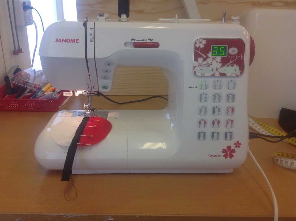 Sy fast med raks\u00f6m l\u00e5ngt ut i kanten p\u00e5 b\u00e5da sidor av bandet. \u00d6ka stygnl\u00e4ngden till 3,5 genom att trycka p\u00e5 plus p\u00e5 den h\u00f6gra knappen l\u00e4ngst upp.