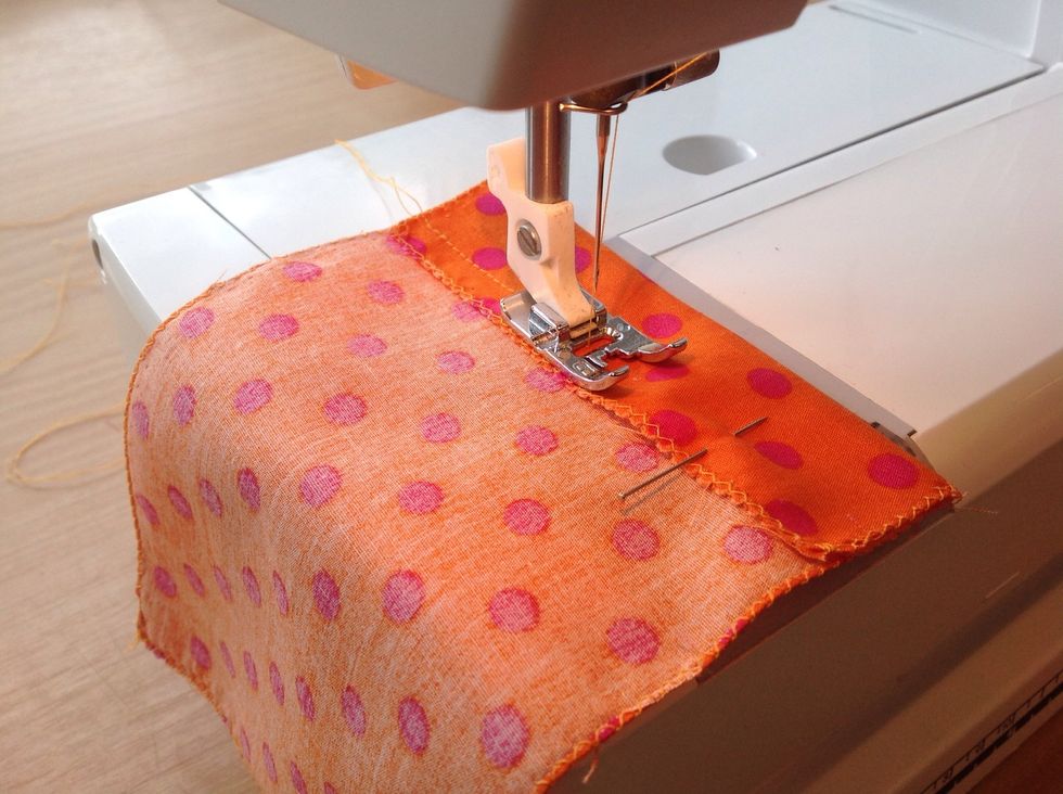 Sy fast med raks\u00f6m, l\u00e5t ytterkanten p\u00e5 pressarfoten f\u00f6lja sicksack-kanten.