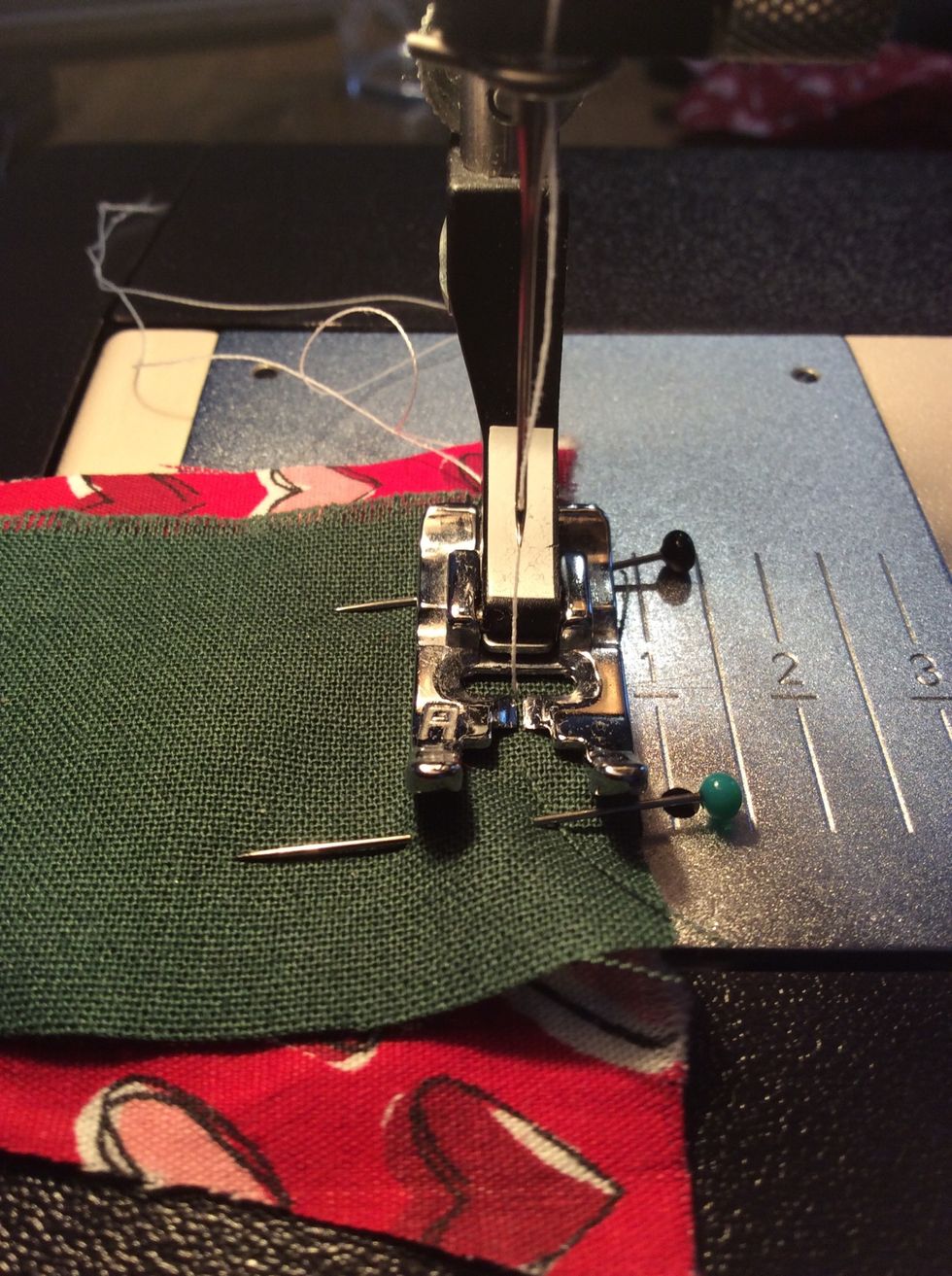 Sy fast med raks\u00f6m. Pressarfoten mot kanten.