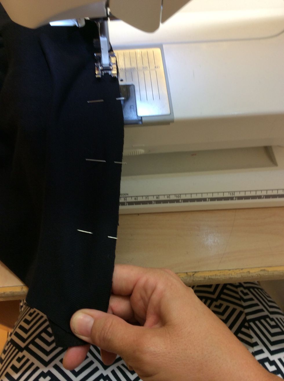 Sy fast med s\u00f6m nr 10 och med 1 cm s\u00f6msm\u00e5n.