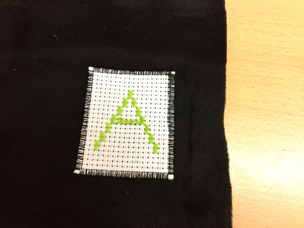 Sy fast p\u00e5 symaskinen f\u00f6rst med raks\u00f6m och sen med t\u00e4t sicksack 1-4.