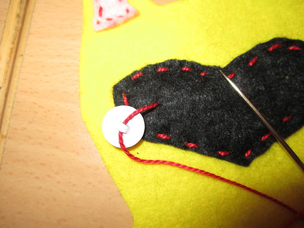 SY FAST RULL\u00d6GONEN. G\u00d6R EN FINGERKNUT P\u00c5 \u00c4NDAN AV TR\u00c5DEN OCH STICK IGENOM FR\u00c5N BAKSIDAN.STICK N\u00c5LEN GENOM \u00d6GLAN P\u00c5 \u00d6GAT.