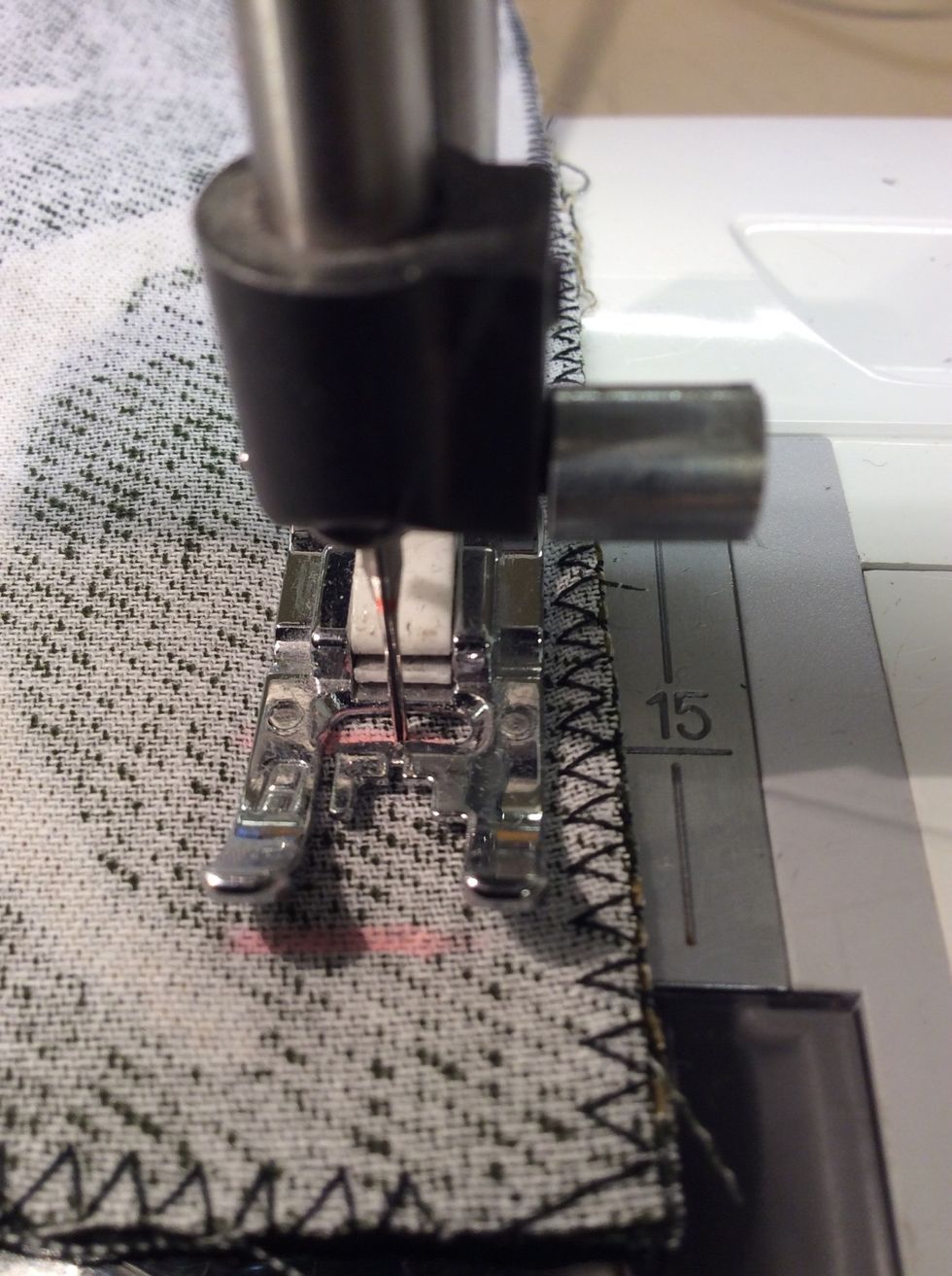 Sy "fix" d\u00e4r, stanna maskinen och flytta fram till n\u00e4sta markering d\u00e4r du ocks\u00e5 syr fix och sedan forts\u00e4tter du ner till botten. Botten sur du med "fix" bara i b\u00f6rjan och slutet.