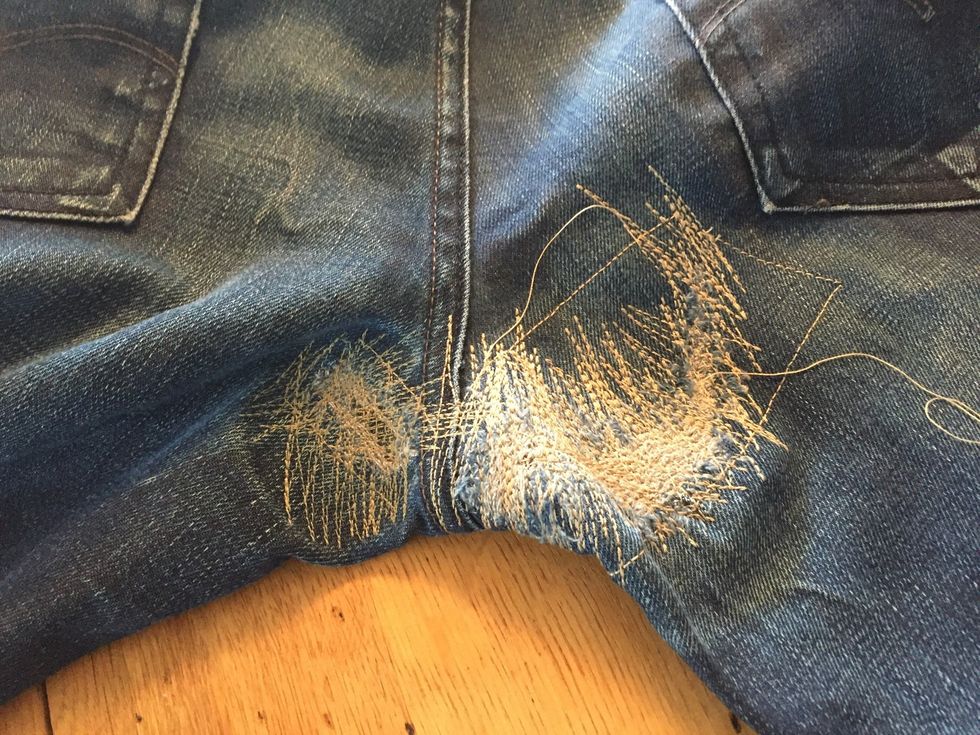 Sy fram och tillbaka, huller om buller. Tr\u00e5darna hj\u00e4lper till att f\u00f6rst\u00e4rka det trasiga tyget s\u00e5 \u00f6s p\u00e5!