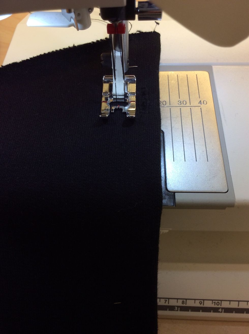 Sy framkanten p\u00e5 luvan med 2 cm s\u00f6msm\u00e5n fr\u00e5n R\u00c4TSIDAN av tyget.