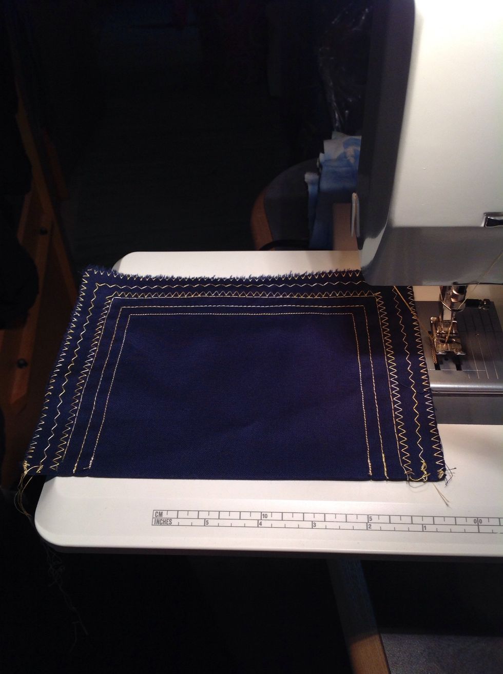 Sy gles sicksack mellan sicksackraderna. Stygnl\u00e4ngd 4,0 mm. Stygnbredd 2,0 mm.