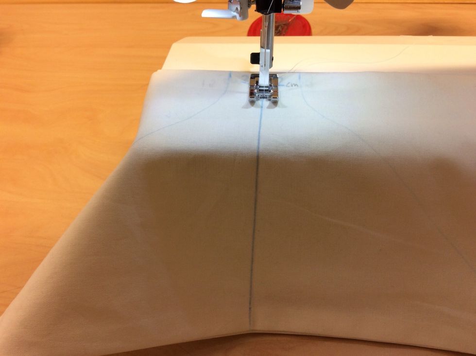 Sy i de ritade strecken med raks\u00f6m. Gl\u00f6m inte att f\u00e4sta tr\u00e5darna i b\u00f6rjan och slutet av s\u00f6mmen.