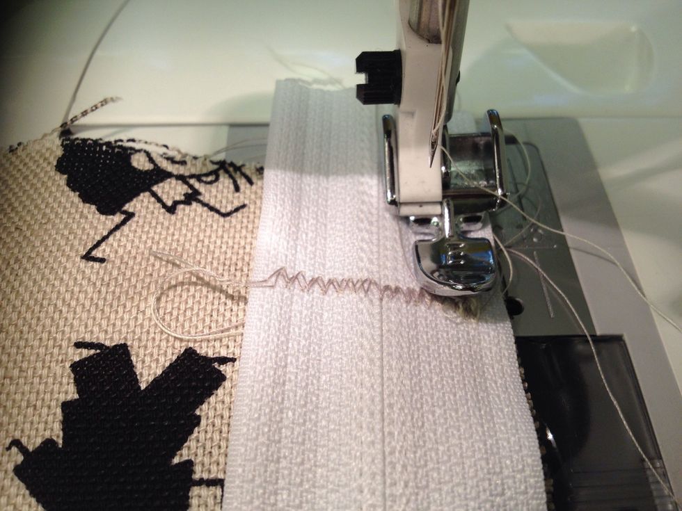 Sy i kanten p\u00e5 dragkedjans baksida.