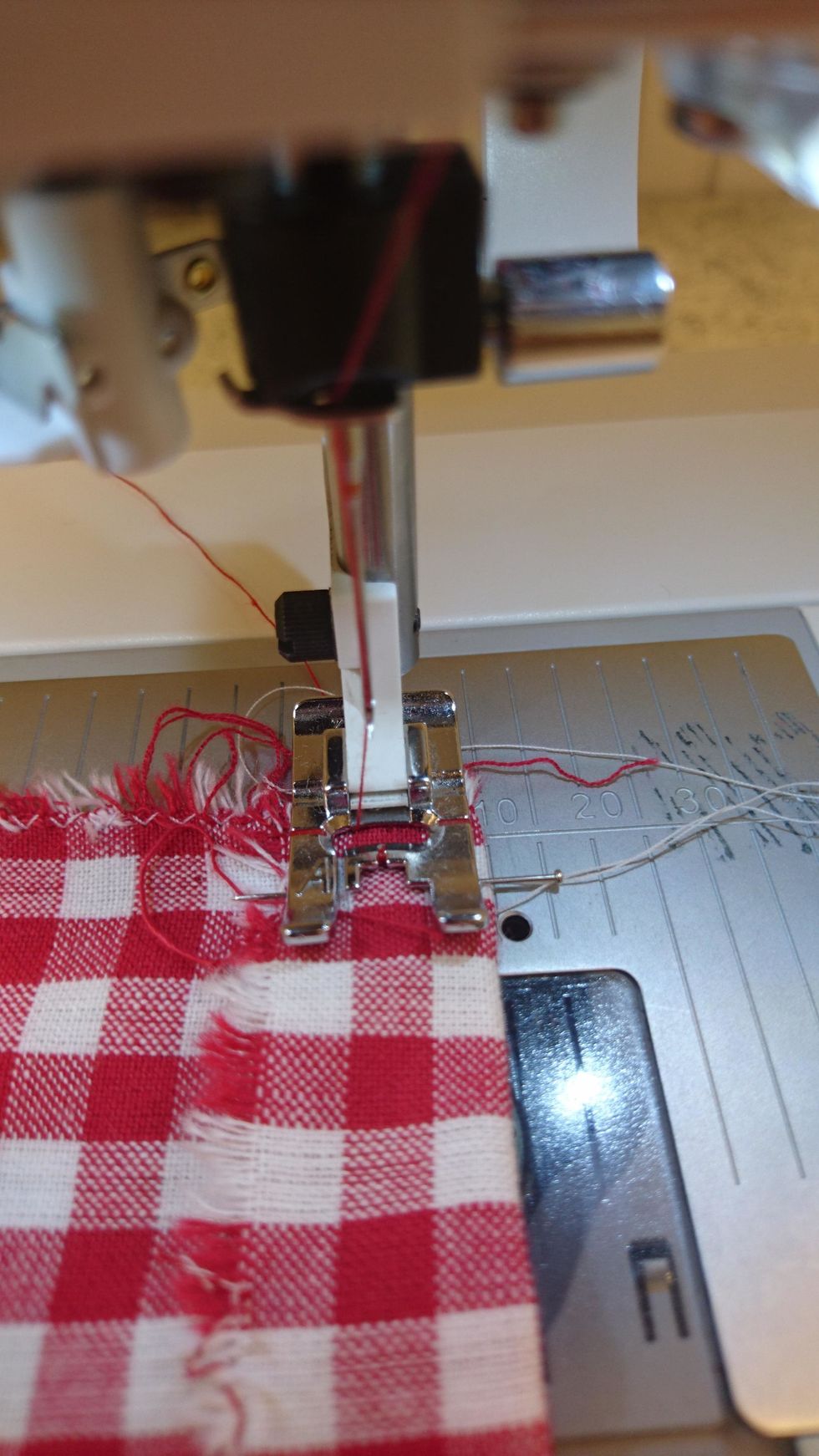 Sy i kanten p\u00e5 l\u00e5ngsidorna med 1 cm s\u00f6msm\u00e5n. F\u00e4st i b\u00f6rjan och slutet.S\u00f6msm\u00e5n \u00e4r tyget som \u00e4r mellan s\u00f6mmen och ytterkanten. L\u00e5t pressarfoten f\u00f6lja kanten p\u00e5 vikningen s\u00e5 blir det lagom.