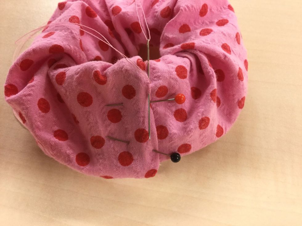 Sy igen h\u00e5let f\u00f6r hand med sytr\u00e5d.