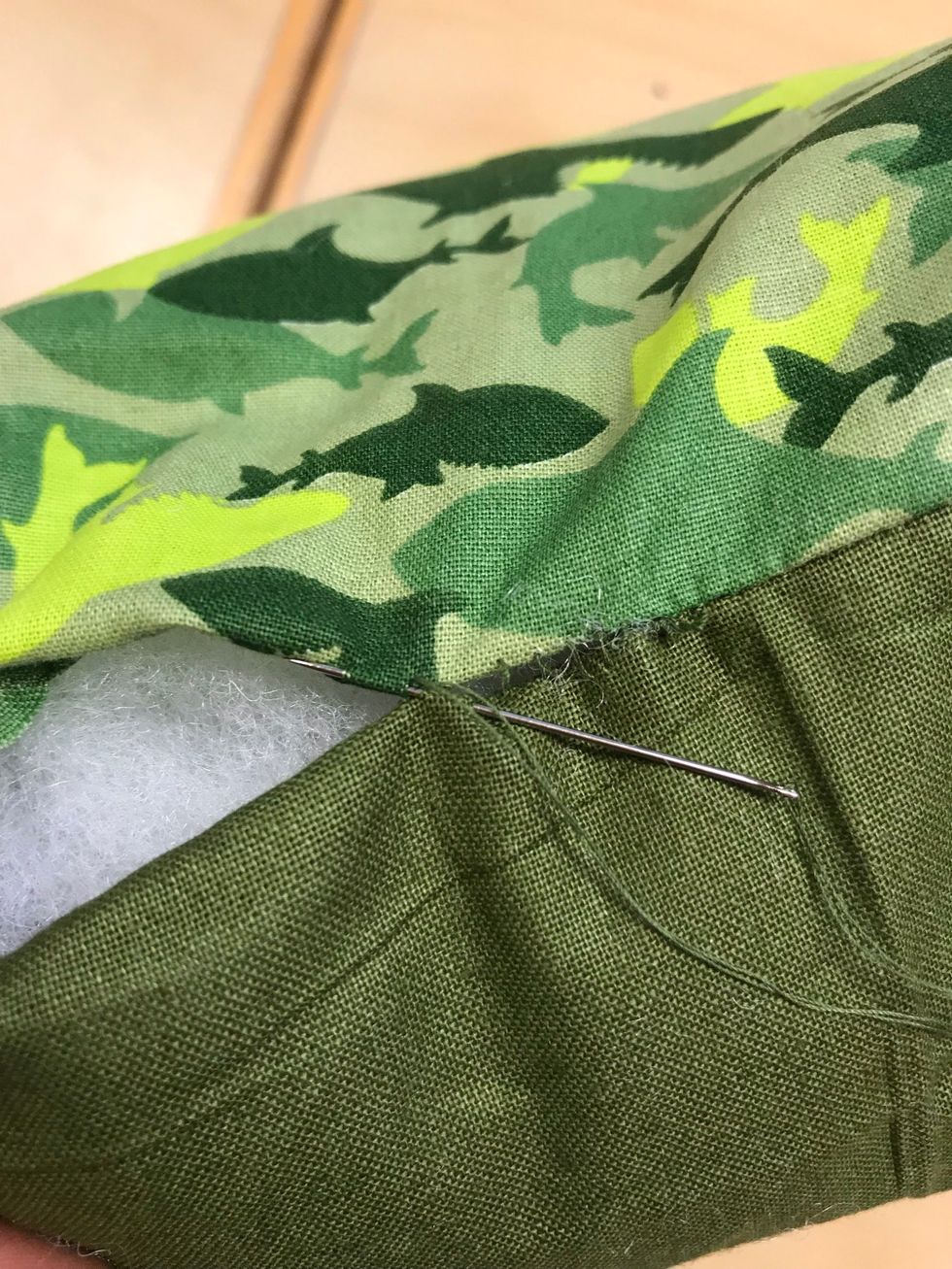 Sy igen h\u00e5let med en syn\u00e5l och en sytr\u00e5d i matchande f\u00e4rg. Sy ihop h\u00e5let med smygstygn.