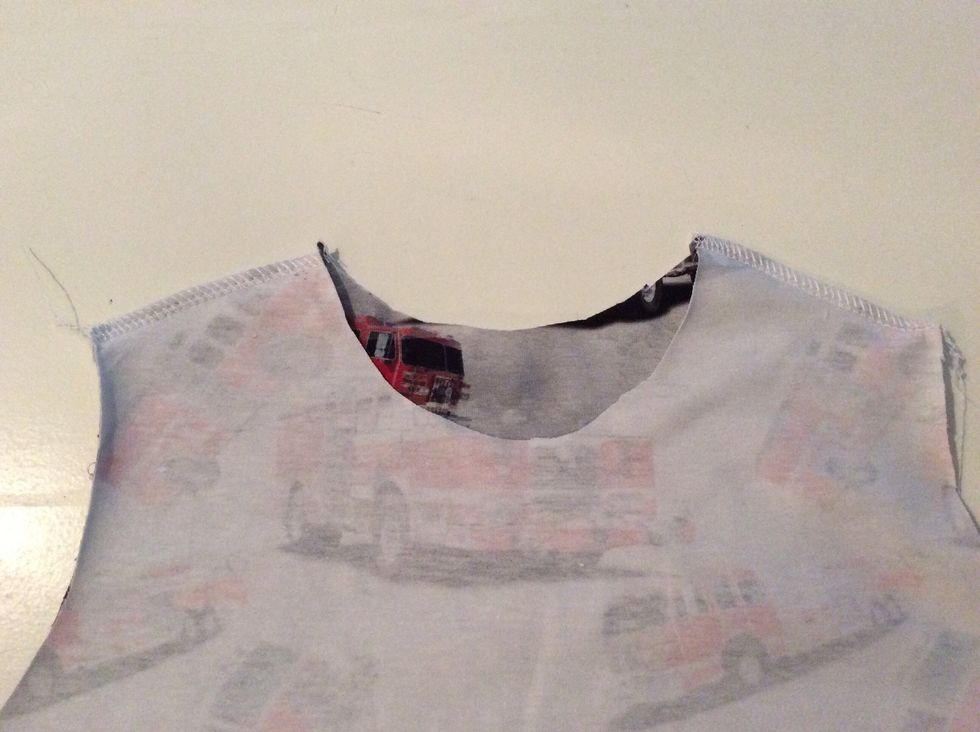 Sy ihop axels\u00f6mmarna p\u00e5 din tr\u00f6ja.