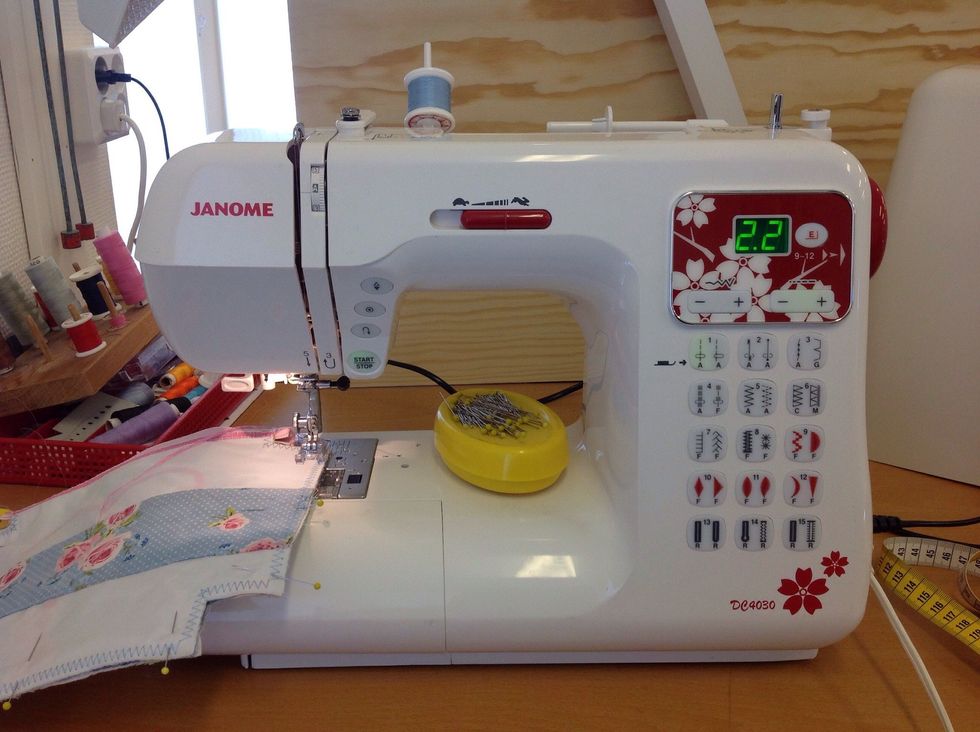 Sy ihop de tre sidorna med raks\u00f6m och en centimeter s\u00f6msm\u00e5n.