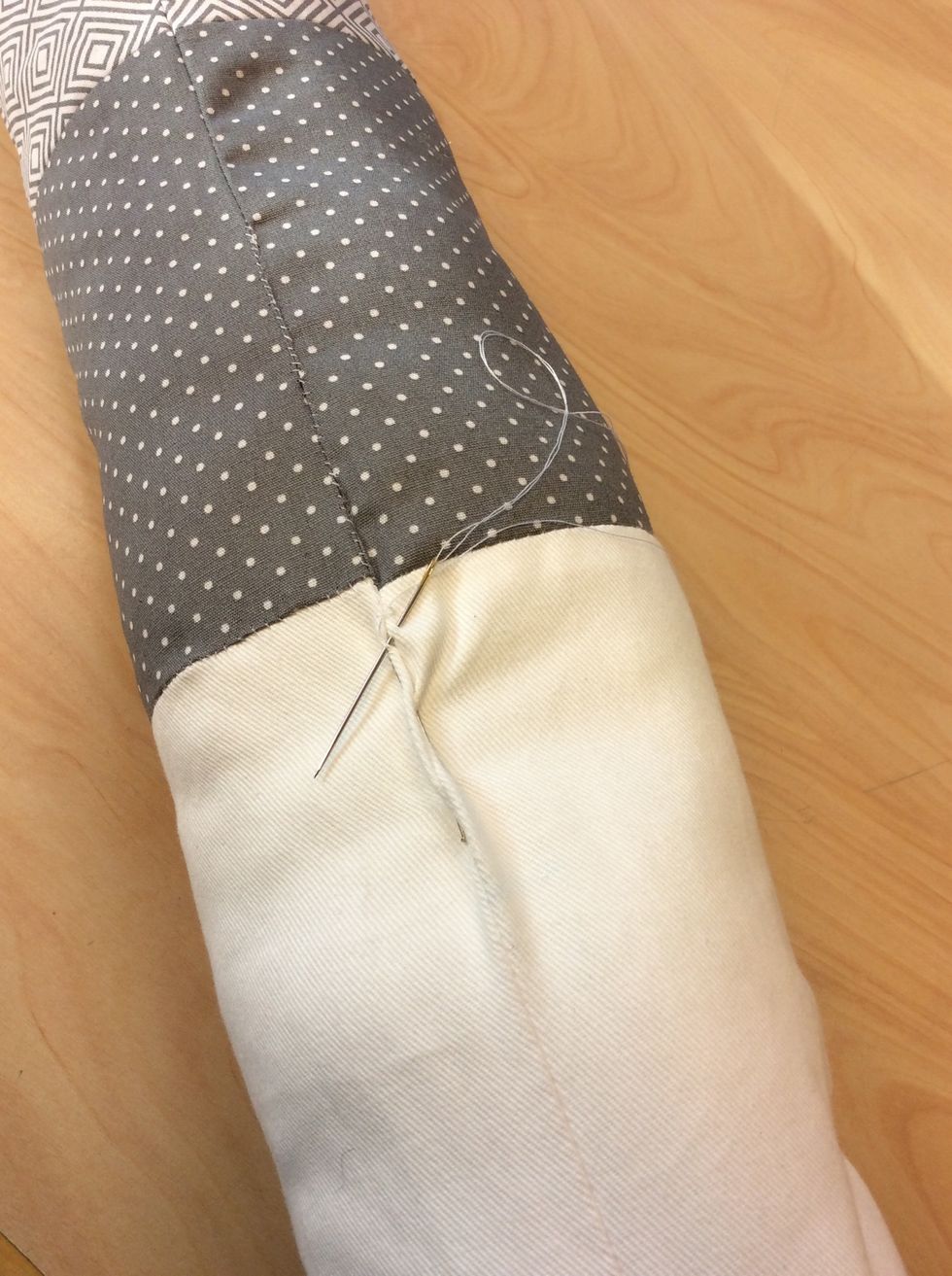 Sy ihop den sista biten f\u00f6rhand med syn\u00e5l och sytr\u00e5d med kaststygn. Gl\u00f6m inte att f\u00e4sta tr\u00e5den ordentligt i slutet genom att sticka in n\u00e5len i \u00f6glan ca 4 g\u00e5nger.