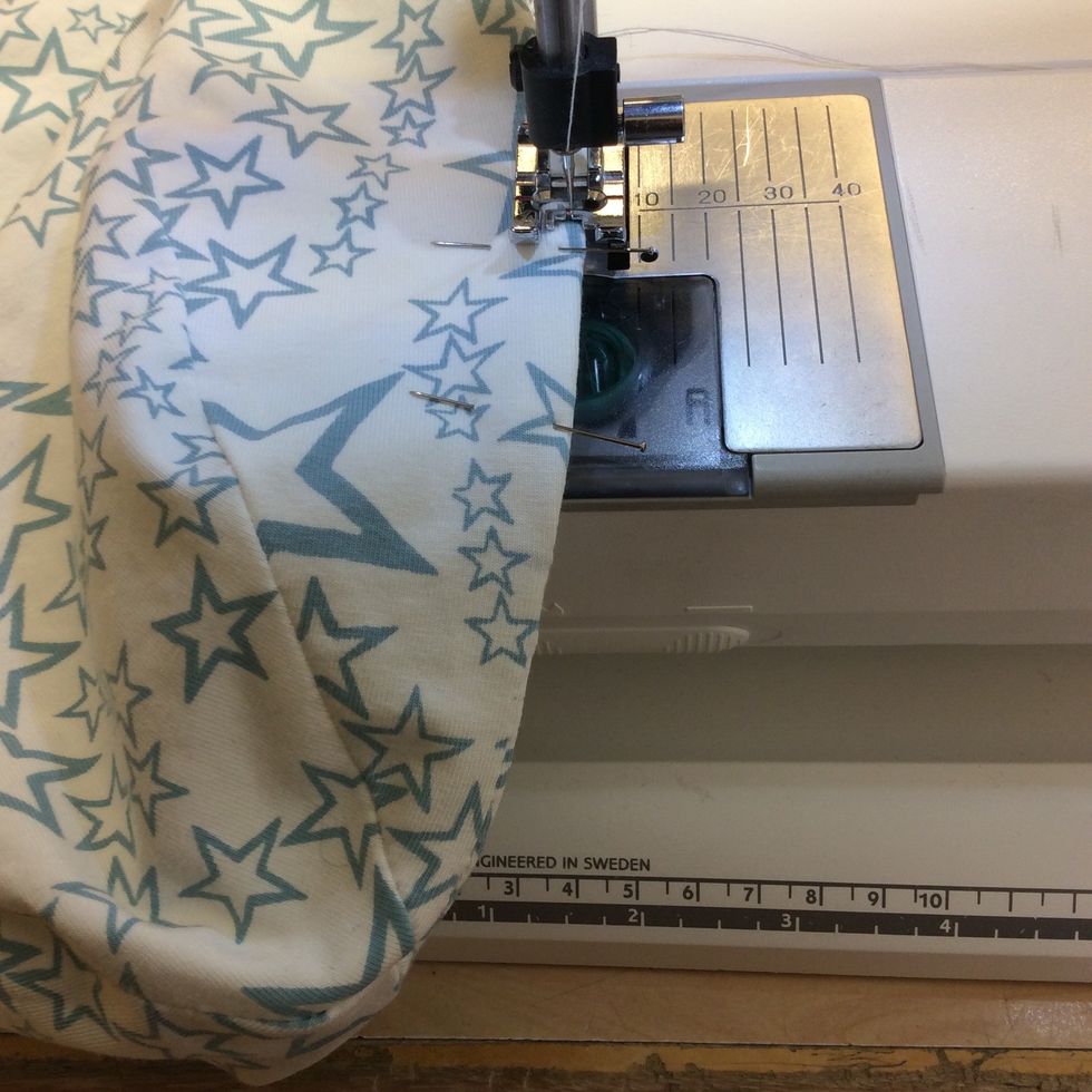 Sy ihop det lilla h\u00e5let med s\u00f6m nr 3, sy l\u00e5ngt ut p\u00e5 kanten.