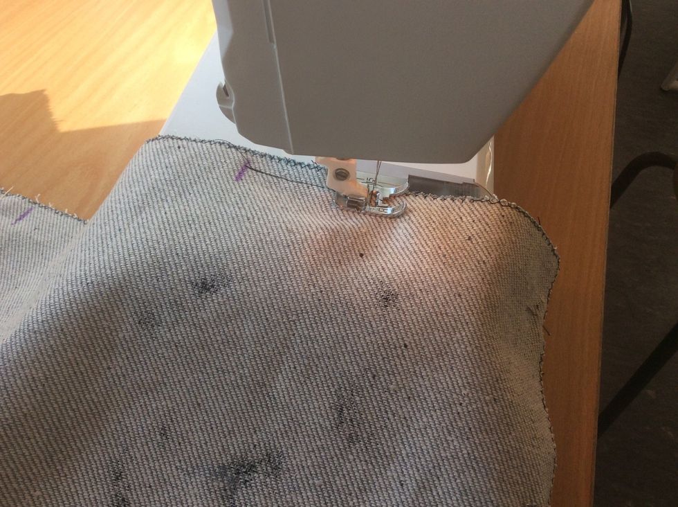 Sy ihop din kudde med raks\u00f6m, 10 mm fr\u00e5n ytterkanten. Starta vid \u00f6ppningen. Gl\u00f6m inte att f\u00e4sta n\u00e4r du startar och slutar.