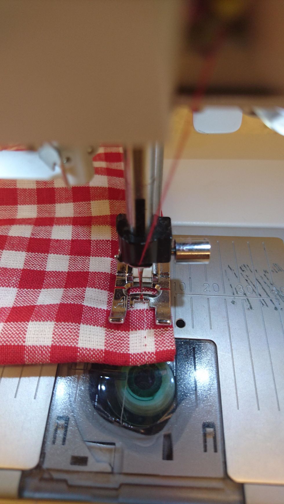 Sy ihop, gl\u00f6m inte f\u00e4sta i b\u00f6rjan och slutet, MEN sy inte \u00f6ver kanalen.