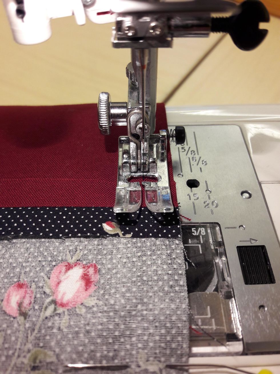 Sy ihop hela sidan med 1 cm s\u00f6msm\u00e5n. Uppifr\u00e5n och ner. Gl\u00f6m inte att f\u00e4sta i b\u00f6rjan och slutet genom att backa n\u00e5gra stygn.