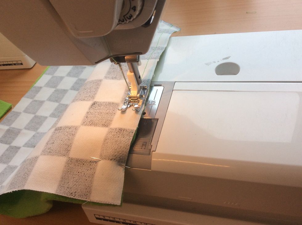 Sy ihop kortsidorna med raks\u00f6m.