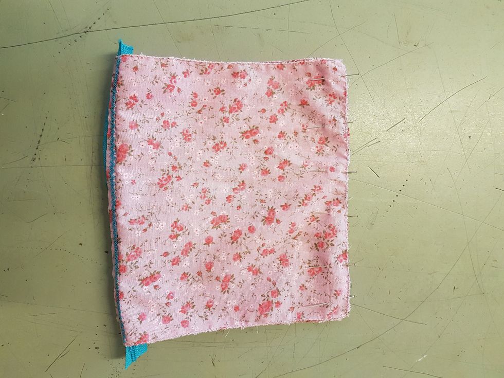 Sy ihop kortsidorna med varandra. L\u00e4gg tyget r\u00e4ta mot r\u00e4ta och tv\u00e4rn\u00e5la med knappn\u00e5lar. Sy ihop med raks\u00f6m, samma f\u00e4rg p\u00e5 tr\u00e5den som tyget. Gl\u00f6m inte f\u00e4sta fem stygn i b\u00f6rjan och slutet av s\u00f6mmen.