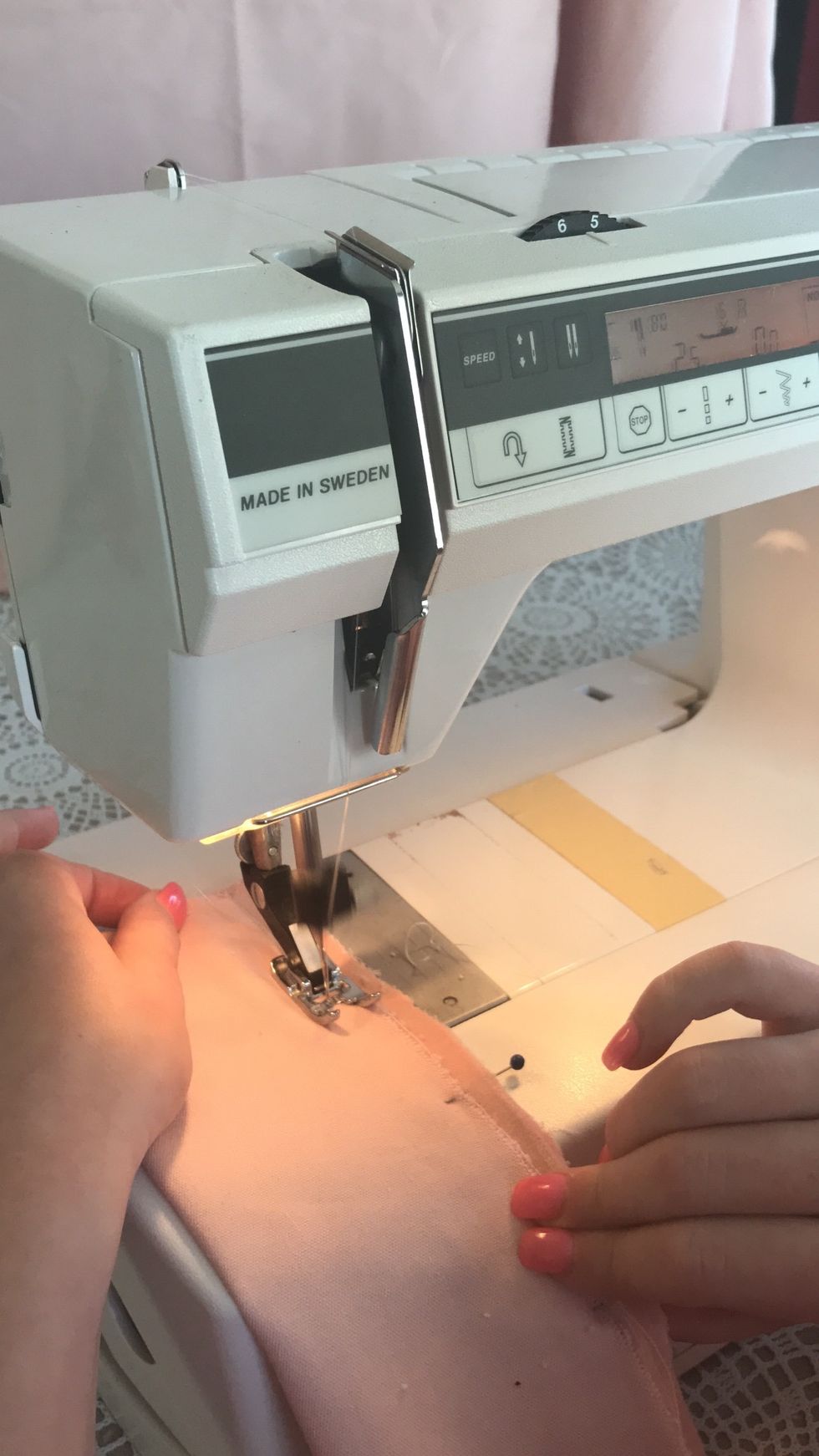 Sy ihop med raks\u00f6m. Kom ih\u00e5g att f\u00e4sta ordentligt.