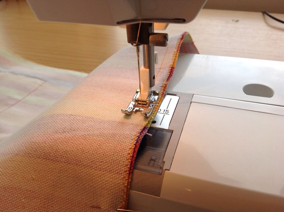 Sy ihop med raks\u00f6m och 1cm fr\u00e5n kanten. Gl\u00f6m inte att f\u00e4sta, viktigt f\u00f6r h\u00e5llfastheten.