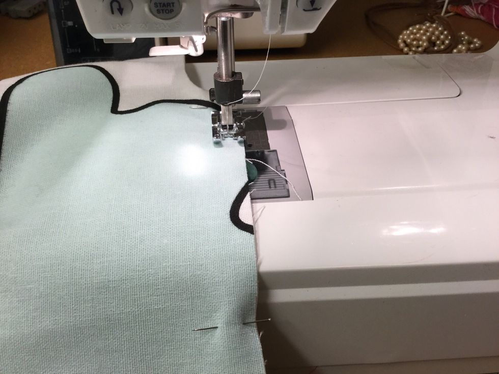 Sy ihop med raks\u00f6m och l\u00e5t pressarfoten g\u00e5 i kanten.