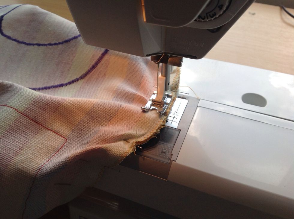 Sy ihop med raks\u00f6m. Sy en bit, kontrollera att tyget ligger sl\u00e4tt och sy en bit till. Sy TV\u00c5 varv runt f\u00f6r att f\u00f6rb\u00e4ttra h\u00e5llfasthet. Sy med botten ned\u00e5t.