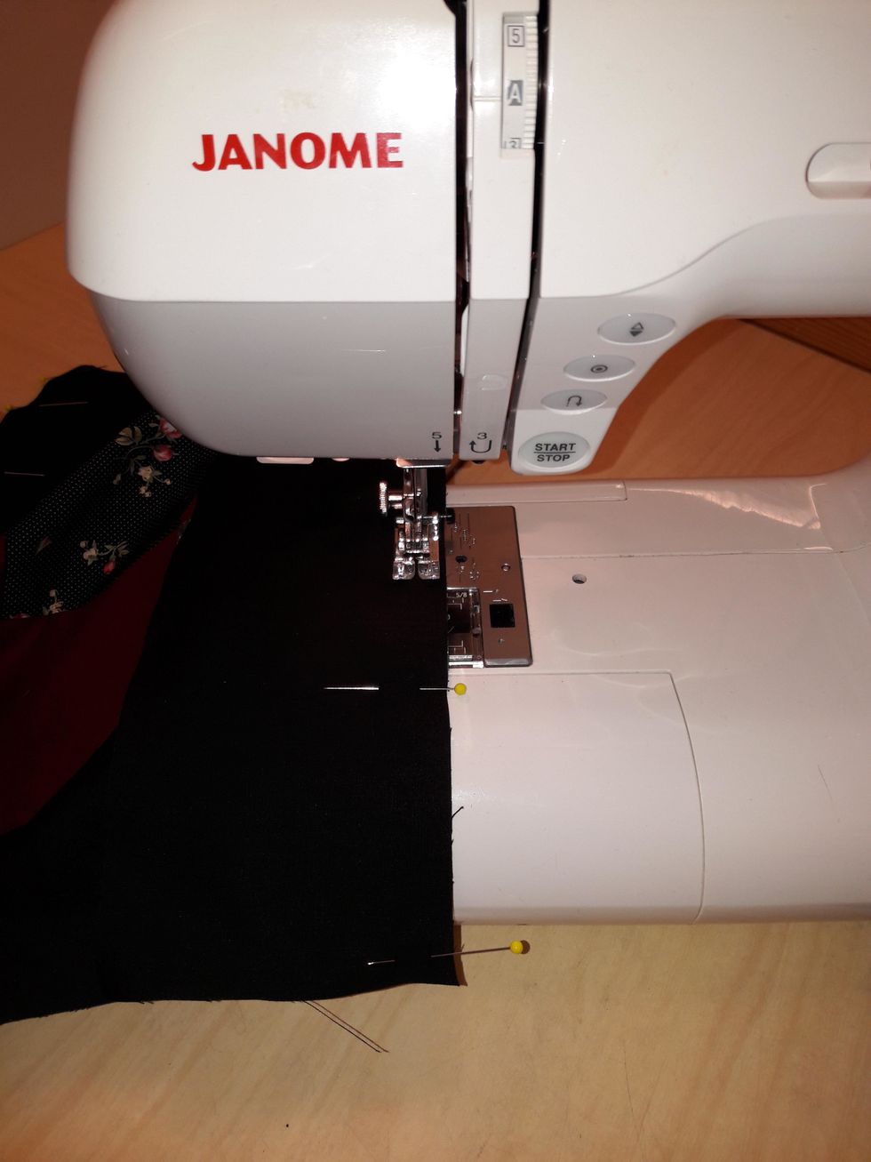 Sy ihop med raks\u00f6m. Var noga med s\u00f6msm\u00e5nen, 1 cm hela v\u00e4gen.