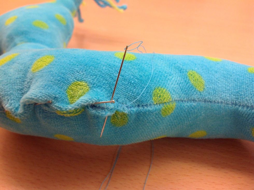 Sy ihop med sm\u00e5 stygn.