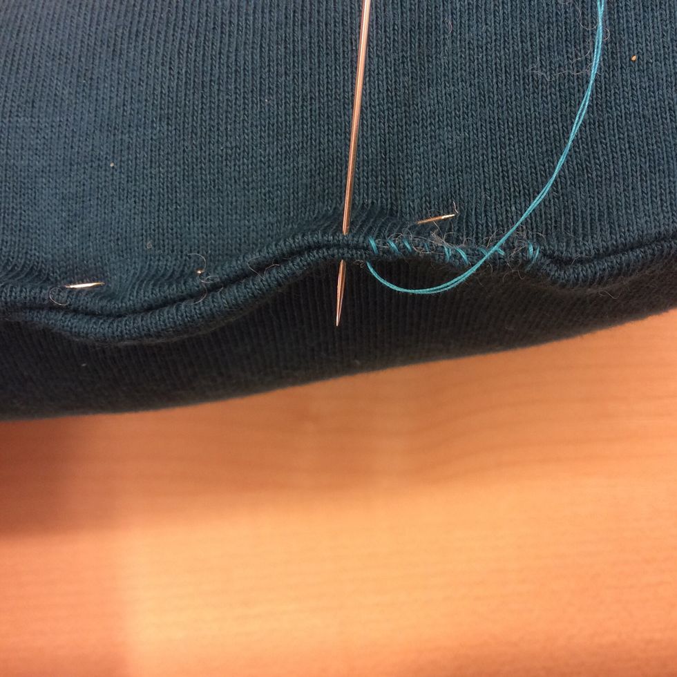 Sy ihop med sytr\u00e5d och syn\u00e5l. Tr\u00e4 n\u00e5len med tr\u00e5den, l\u00e4gg den dubbel och g\u00f6r en knut. Starta inifr\u00e5n och ut s\u00e5 att knuten kommer p\u00e5 insidan och inte syns. Sy med fina, sm\u00e5 KASTSTYGN.